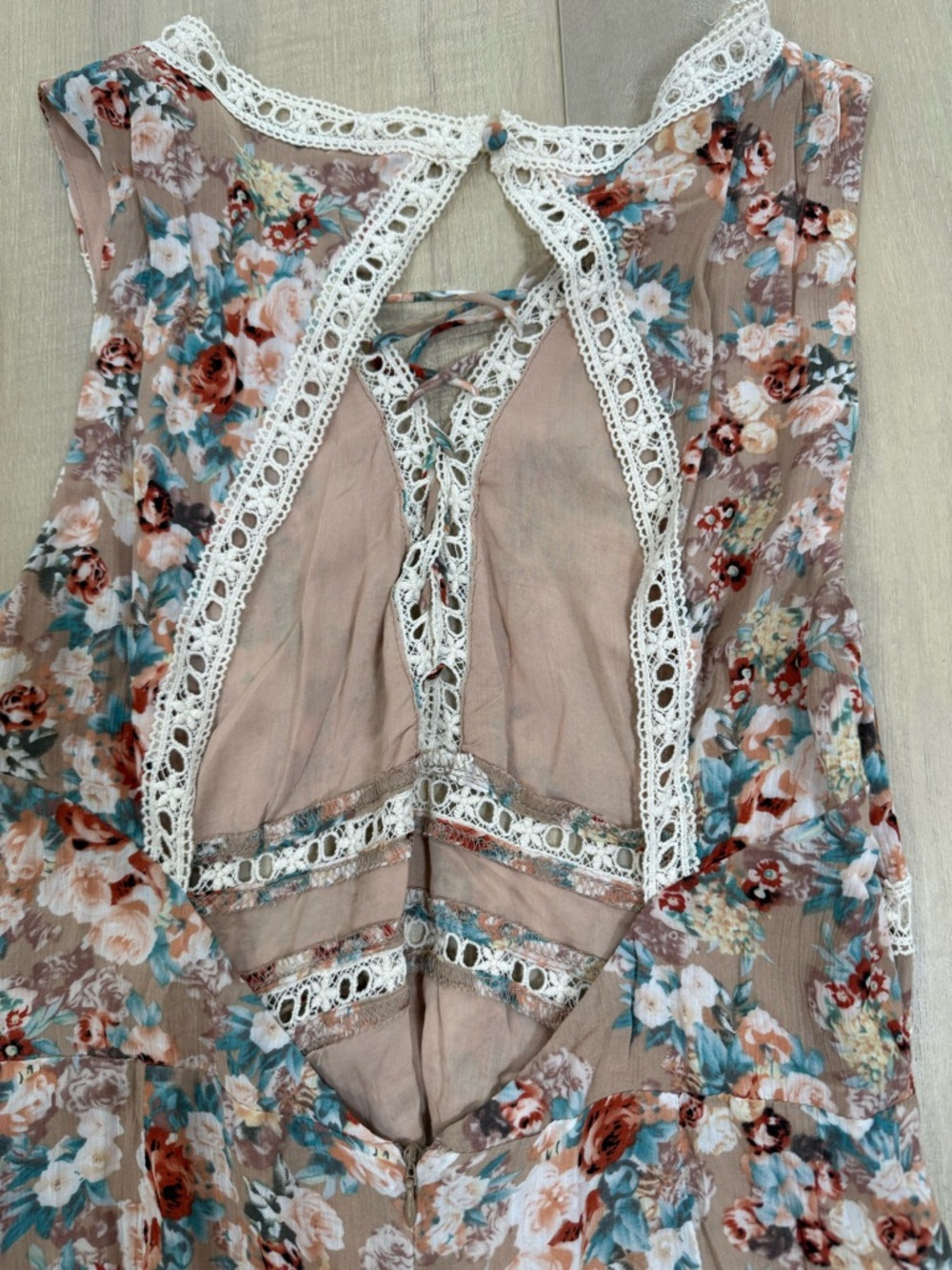 Lulu's Floral lace -Trim Maxi Dress in Blush and Teal - Picture 7 of 9